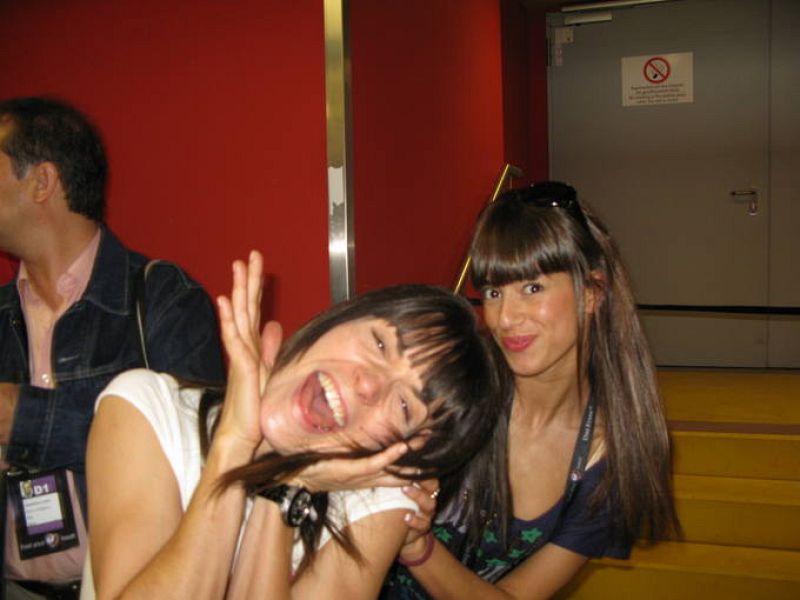  Sandra y Cristina bromean mientras esperan a hacer el control de seguridad