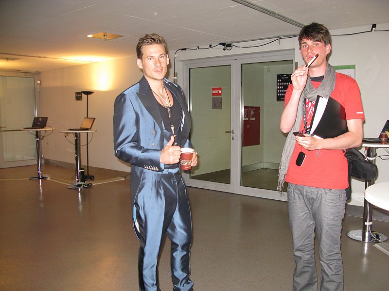 Lee Ryan, miembro del grupo Blue, tomando un cafe durante un descanso