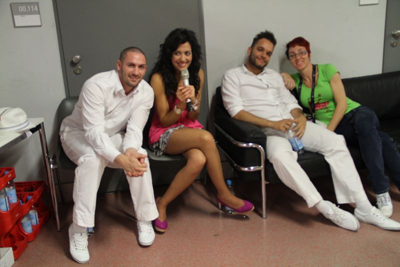 Ginés, Lucía, Nito y Lola, minutos antes de salir al escenario del Düsseldorf Arena