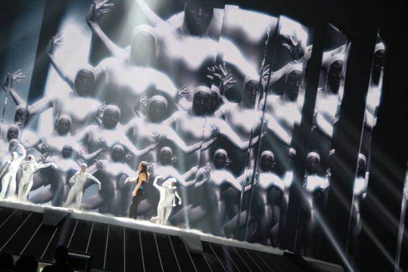  Lena, ganadora de Eurovisión 2010, ensayando mientras Lucía esperaba su turno en el backstage