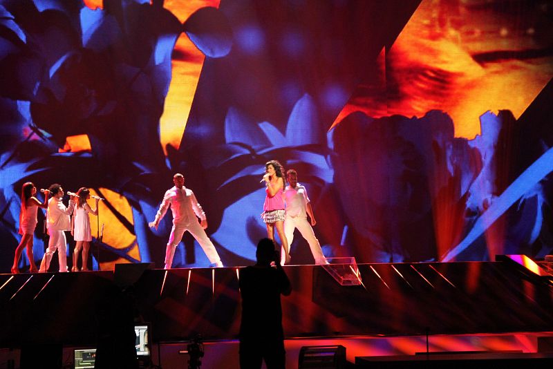 Lucía Pérez, en el escenario del Düsseldor Arena durante su primer ensayo