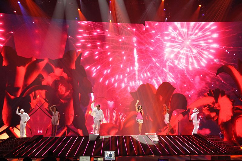 Por su parte, los bailarines han vestido de blanco, algunos de ellos con leds luminosos incorporados.