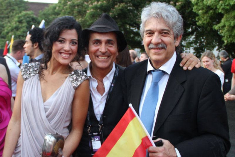   Lucía Pérez, junto a su productor, Chema Purón, y Rafael Artesero, autor de "Que me quiten lo bailao".