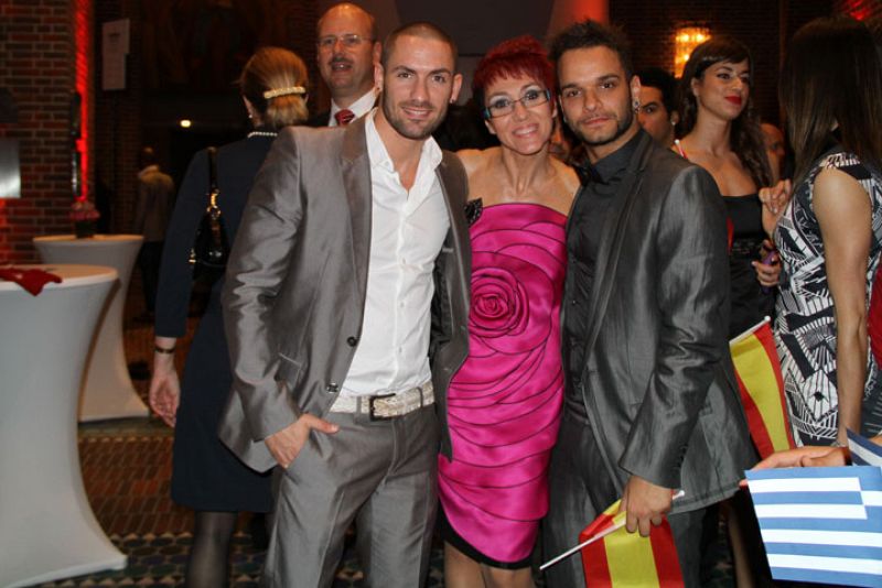 Ginés, Lola y Nito, en el interior del Tonhalle durante la fiesta de bienvenida de Eurovisión 2011