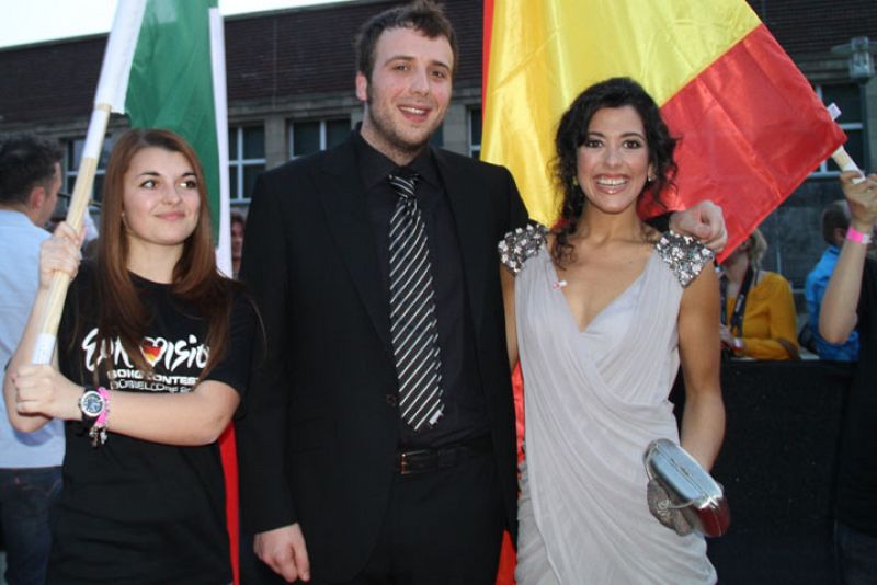 Lucía Pérez posa junto a representante italiano, Raphael Gualazzi.