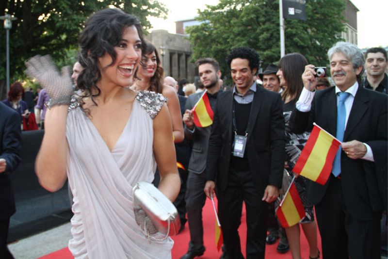 Lucía, al inicio de su recorrido por la alfombra roja