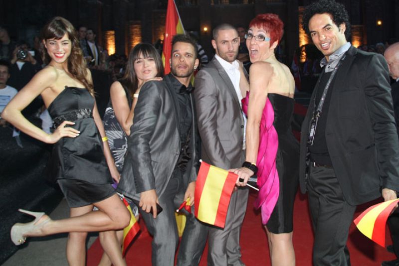 Cristina, Sandra, Nito, Ginés, Lola y Amaury celebran que han llegado al final de la alfombra roja.