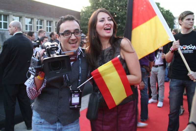 César Vallejo (RTVE.es) y Mónica Guerrero (estilista de Lucía Pérez), en la alfombra roja de la Welcome Party.