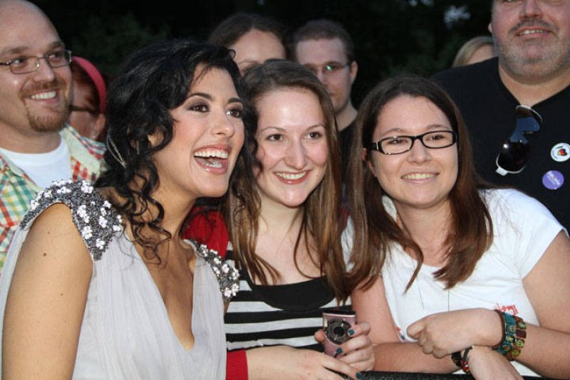   Dos fans se hacen una foto con Lucía Pérez.