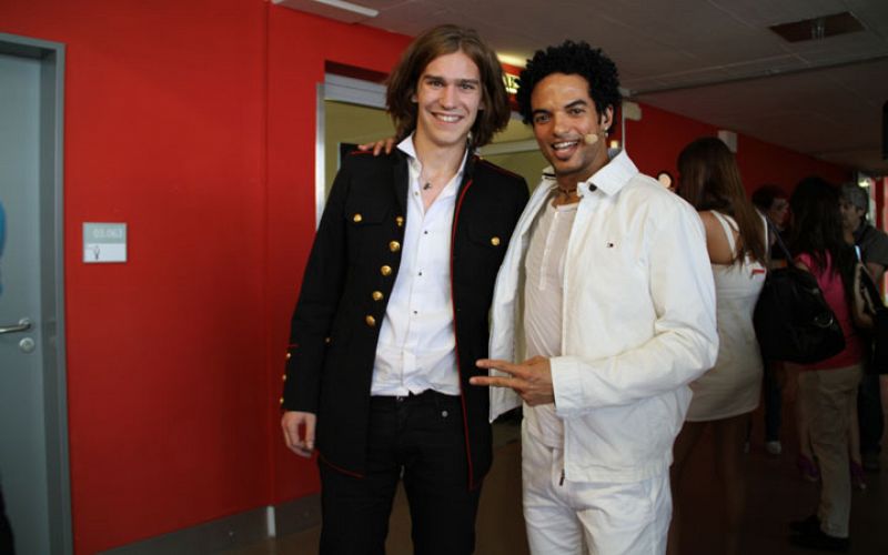 Y en el backstage, los dos 'Amaury' de Eurovisión 2011 posan juntos: Amaury Vassili, representante de Francia, y Amaury Reinoso, uno de nuestros coristas y bailarines