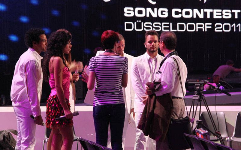  La coreógrafa Lola González da las últimas indicaciones a su equipo antes de salir al escenario