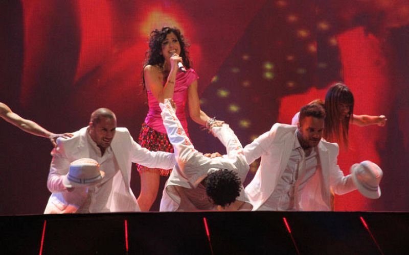  Los bailarines simulan el despegue de avión gracias al juego de movimientos, luces y efectos pirotécnicos