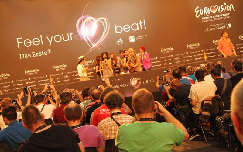  Al final de la rueda de prensa, Lucía ha interpretado "Que me quiten lo bailao"