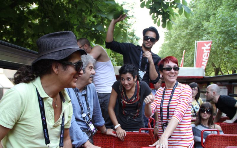Durante el trayecto, la delegación española cantó y bailó "Que me quiten lo bailao", llenando de fiesta las tranquilas y bucólicas calles del centro de Düsseldorf