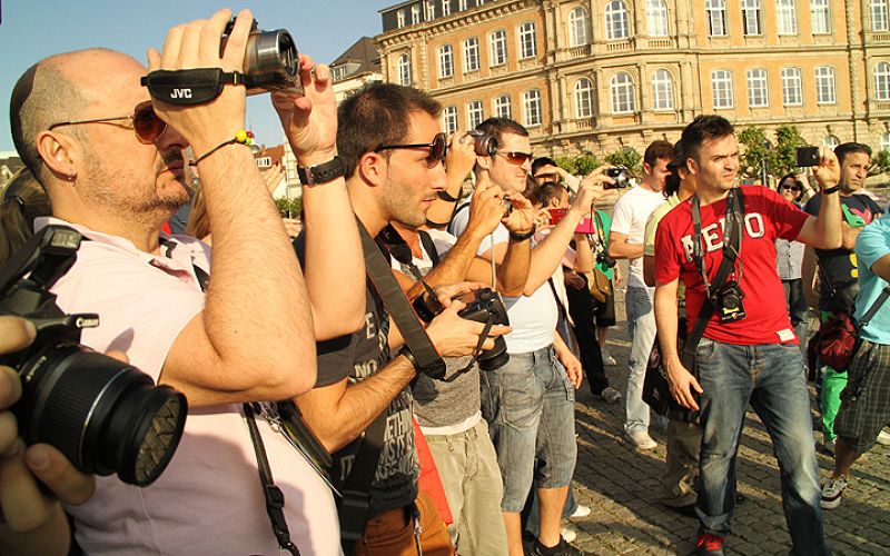Cientos de personas rodearon a Lucía durante su actuación improvisada en la calle