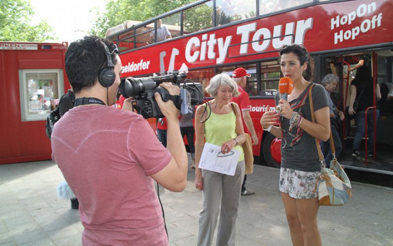 Lucía Pérez y el resto de la delagación española han recorrido las calles del centro de Düsseldorf en un autobús turístico guiado por la señora Renata (junto a Lucía en la imagen).