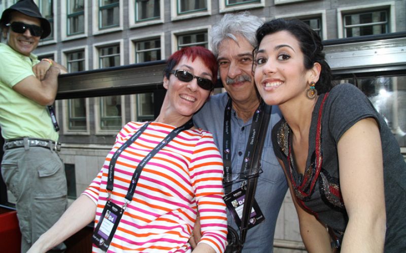 En el interior del autobús, disfrutando de una soleada tarde por las calles de Düsseldorf. De izquiera a derecha: Rafael Artesero (compositor de "Que me quiten lo bailao"), Lola González, (coreógrafa), Chema Purón (productor) y Lucía Pérez.