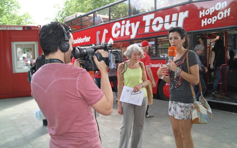  Lucía Pérez y el resto de la delagación española han recorrido las calles del centro de Düsseldorf en un autobús turístico guiado por la señora Renata (junto a Lucía en la imagen).