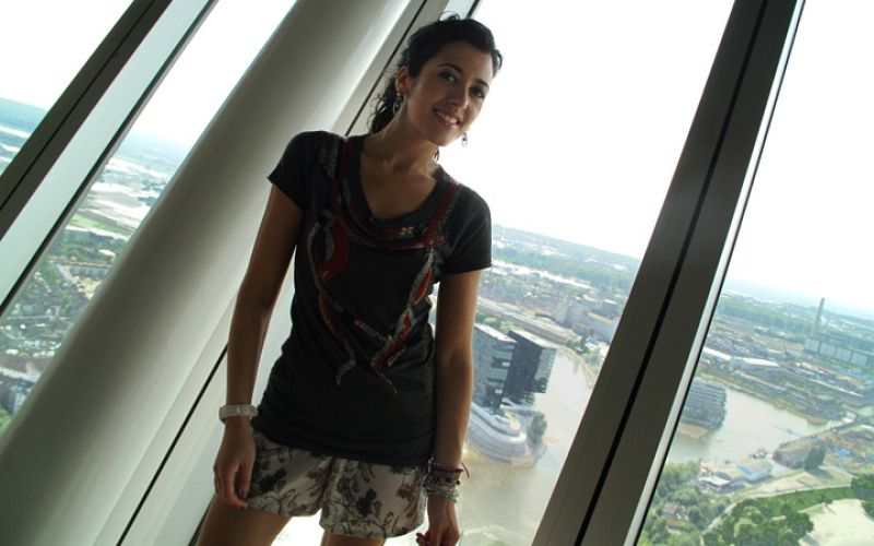 Lucía Pérez en el mirador del Rheinturm Dusseldorf, una torre de telecomunicaciones de 240 metros de altura.