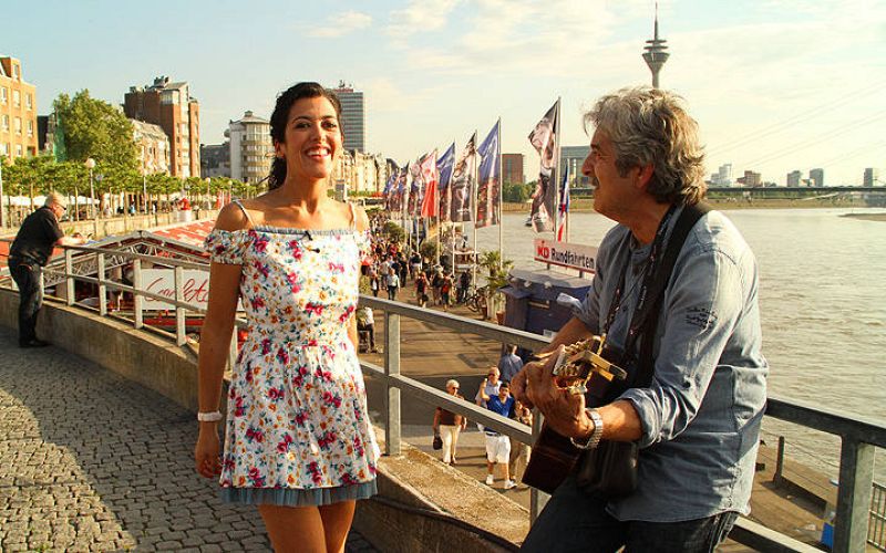  Lucía Pérez cantó delante de los eurofans españoles a orillas del Rin.