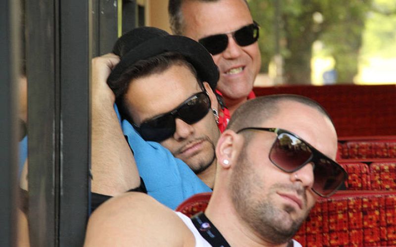  Un paseo tan agradable hizo que algunos de nuestros bailarines se relajaran un poco después de los duros ensayos de los últimos días. En la imagen, Ginés y Nito.