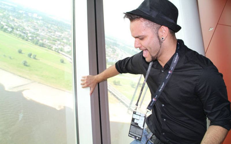 En cambio, Nito lo pasó bastante mal observando los casi 250 metros de altura de la torre de comunicaciones