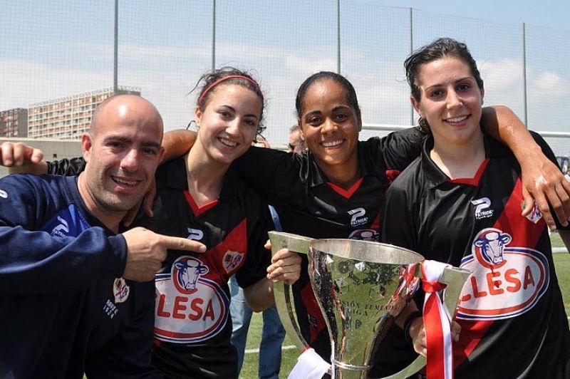 Jugadoras y cuerpo técnico del Rayo Femenino celebran el título conseguido, la tercera Superliga consecutiva.