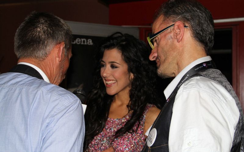 Lucía Pérez, charlando con seguidores españoles tras su actuación en la fiesta alemana.