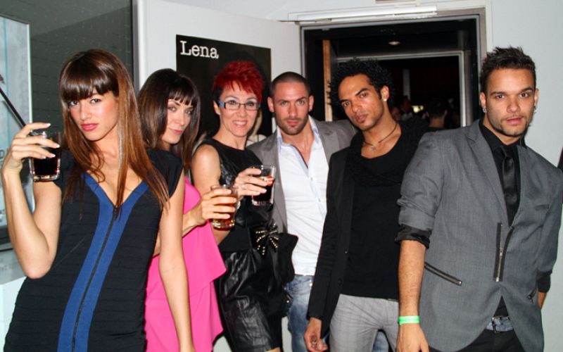 Los bailarines de "Que me quiten lo bailao" entran en la fiesta de la delegación alemana.