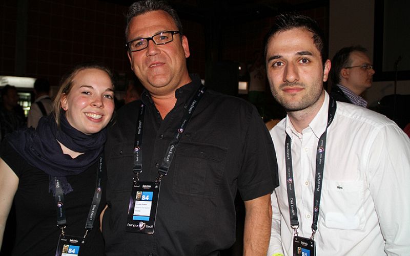 Los voluntarios de la delegación española también acudieron a la fiesta. De izquierda a derecha: Anika, Raúl y Carlos.