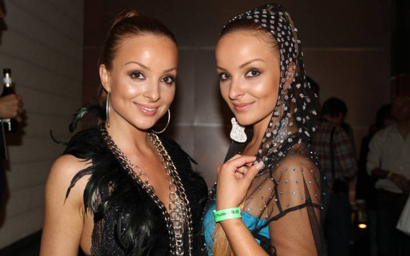 Las hermanas TWiiNS, representantes de Eslovaquia, también actuaron en la fiesta de la delegación alemana.