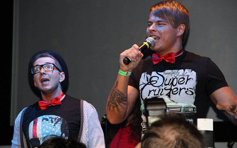 El dúo de Letonia Musiqq también fueron invitados a cantar sobre el escenario.