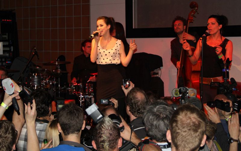 Lena, cantante de Alemania, interpreta ante el público su "Taken by a stranger"