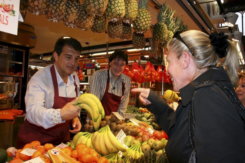 LAPORTA Y PORTABELLA VENDEN TOMATES EN UN MERCADO BARCELONÉS DE GRÀCIA