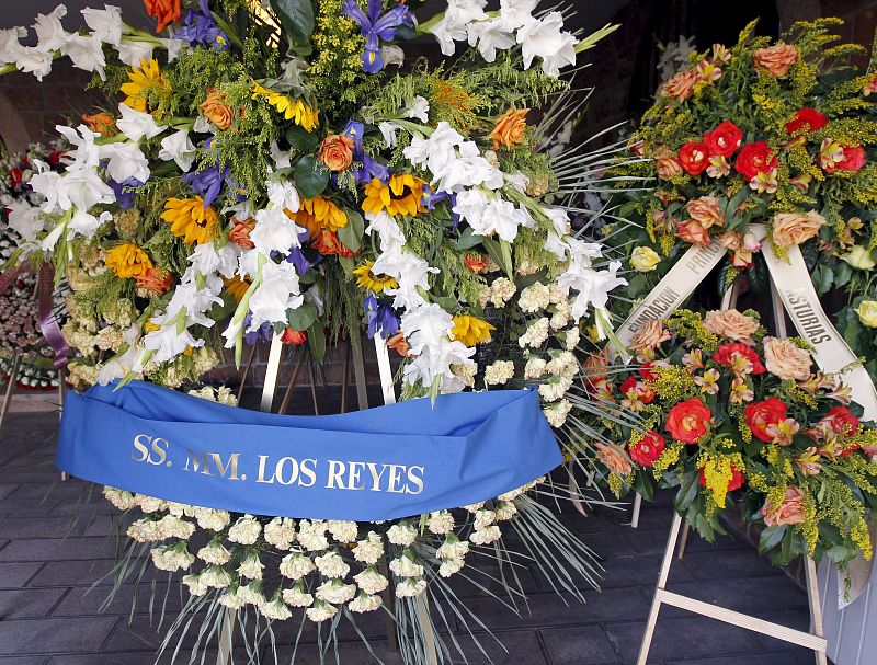 La corona de flores enviadas por los Reyes de España