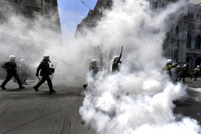 La Policía lanza gases lacrimógenos contra los manifestantes en Atenas