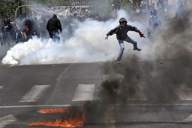 Gases lacrimógenos y cócteles molotov se mezclan en la protesta de Atenas contra el plan de austeridad