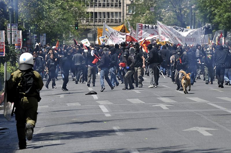 Un momento de los enfrentamientos de los manifestantes y la policía en las calles de Atenas