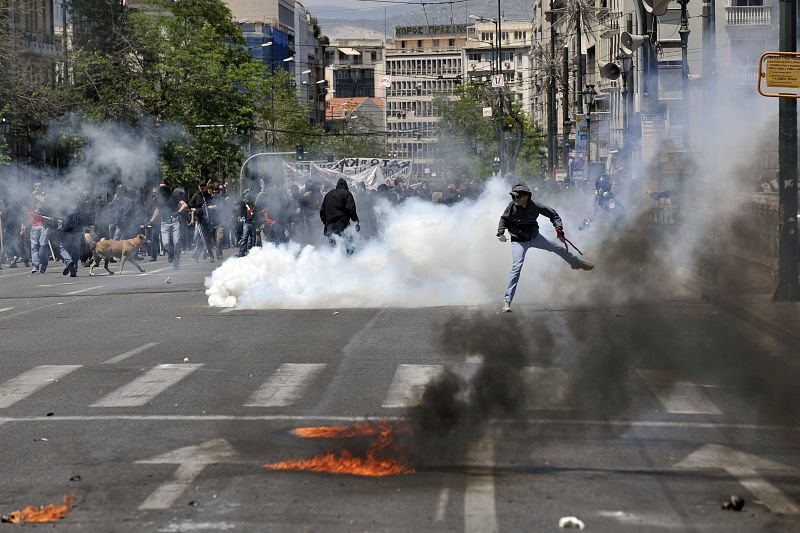 Los manifestantes han arrojado piedras contra los agentes en las protestas por los recortes