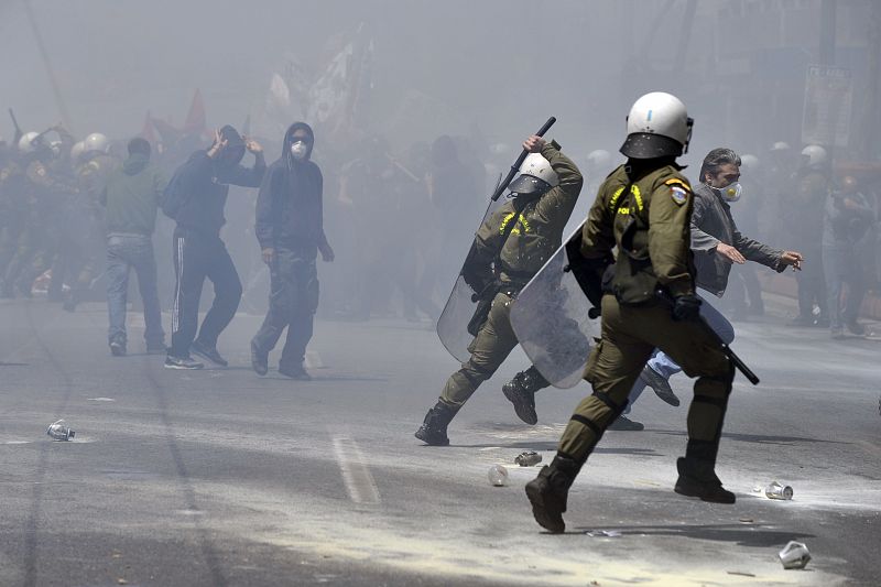 Un momento de la carga de la policía contra los manifestantes en Atenas.