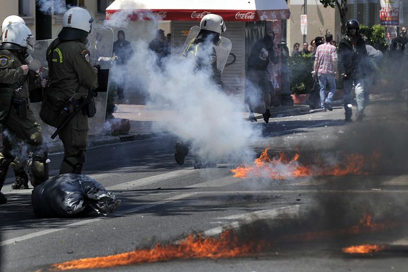 La policía bloquea el avance de los manifestantes entre llamas provocadas por los cócteles molotov