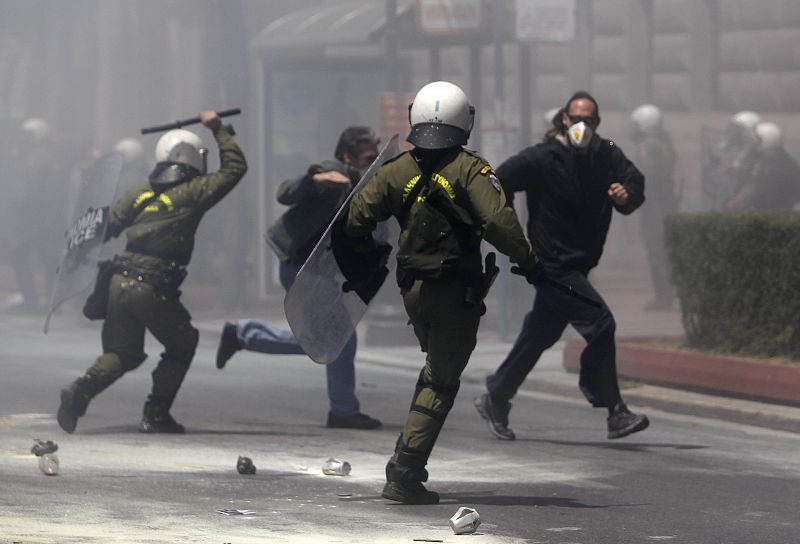 La policía en un momento de los enfrentamientos con los manifestantes en Atenas.