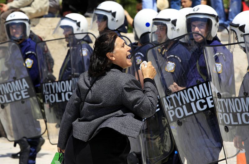 Un mujer increpa a la policía enfrente del Parlamento griego, en el centro de Atenas.