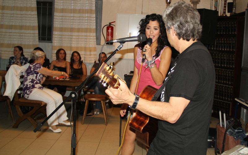 Lucía Pérez, con el acompañamiento de Chema Purón a la guitarra, cantó varias canciones de su repertorio.