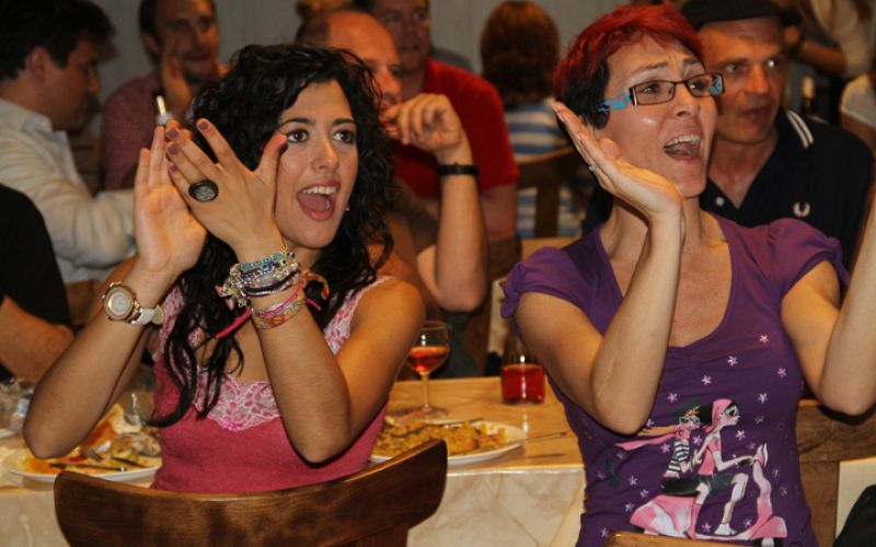 Lucía Pérez y Lola González lo pasaron en grande durante la fiesta en el centro gallego de Bonn.