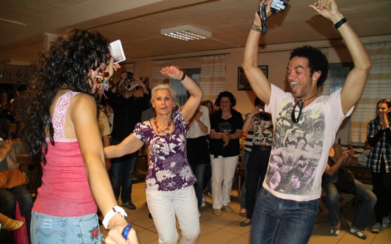 Lucía Pérez y Amaury, bailando una muiñeira.