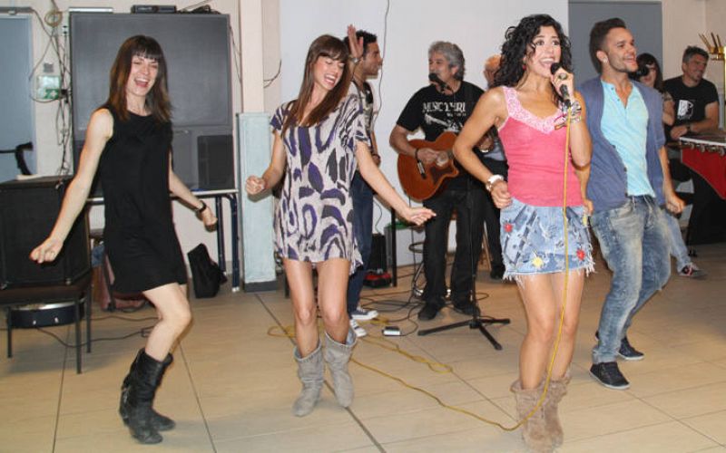 Lucía Pérez canta "Que me quiten lo bailao" en el centro gallego de Bonn.