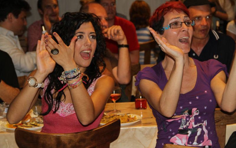   Lucía Pérez y Lola González lo pasaron en grande durante la fiesta en el centro gallego de Bonn.