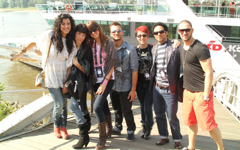 La delegación española ha asistido a la fiesta del Big Five, un acto organizado en un crucero que ha recorrido el Rin a su paso por Düsseldorf y en el que los representates de España, Italia, Francia, Reino Unido y Alemania han cantado sus temas can