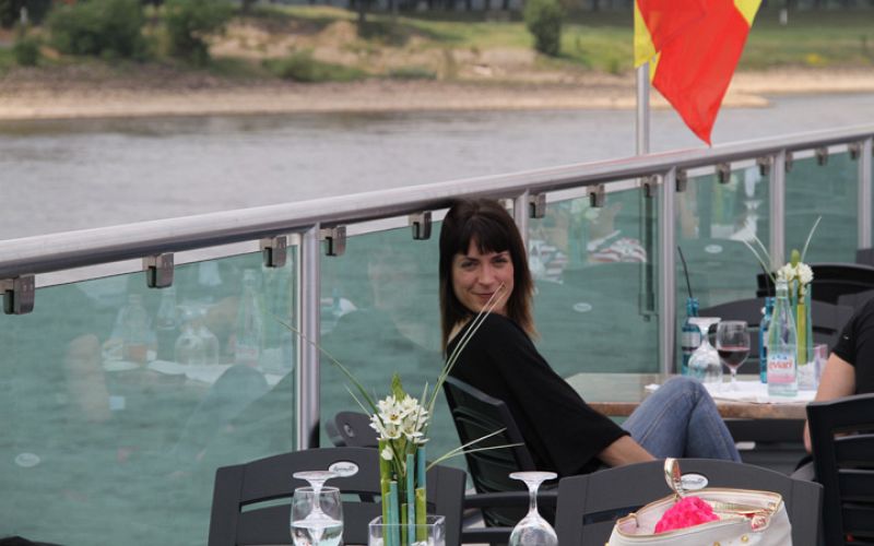 Sandra, corista y bailarina de "Que me quiten lo bailao", toma el sol en la cubierta del crucero.